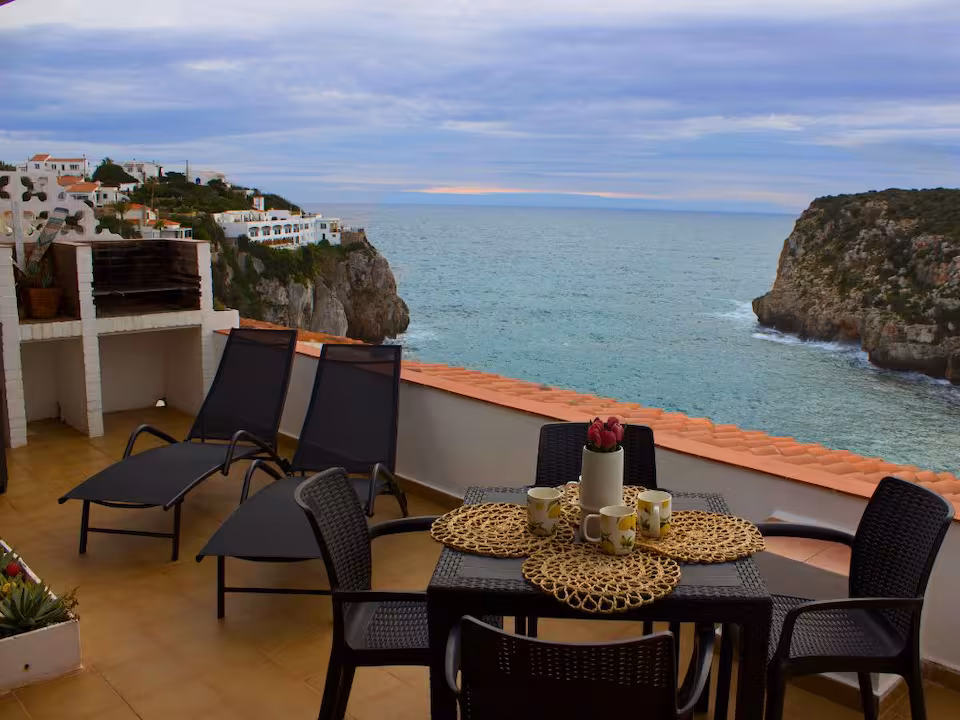 Cala Román terraza con vistas al mar